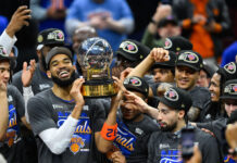 Οι Νικς προκρίθηκαν στον τελικό του NBA μετά από 27 χρόνια και οι οπαδοί της ομάδας ξεσάλωσαν στη Νέα Υόρκη