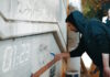 O Κωνσταντίνος Κυρανάκης έσβησε με μπογιά γκράφιτι στον σταθμό του ΗΣΑΠ στον Ταύρο