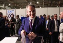 Backstage βίντεο Μητσοτάκη από το συνέδριο της ΝΔ – Οι selfies και η λακ στον γιο του Κωνσταντίνο