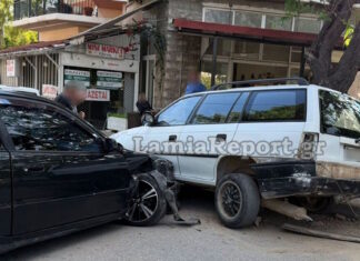 Τροχαίο στη Λαμία: Αυτοκίνητο «καρφώθηκε» σε παρκαρισμένο, βίντεο και φωτογραφίες
