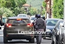 Φθιώτιδα: Η στιγμή της διαφυγής των δραστών μετά την ληστεία στην τράπεζα – Τους έπεσαν τα χρήματα στη μέση του δρόμου