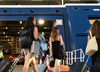 Τριήμερο Αγίου Πνεύματος: Ξεκίνησε η έξοδος των εκδρομέων – Με 90% πληρότητα φεύγουν τα πλοία