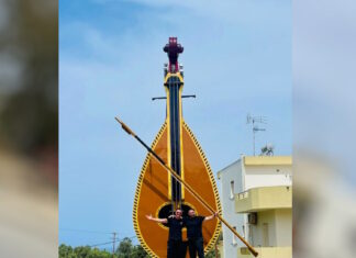 Ηράκλειο: Κατασκευάστηκε «η μεγαλύτερη κρητική λύρα στον κόσμο» – Χρειάστηκε 6 μήνες για να ολοκληρωθεί