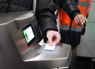 Αυξάνονται στα 100 ευρώ από σήμερα τα πρόστιμα στα ΜΜΜ για τους επιβάτες που δεν έχουν εισιτήριο