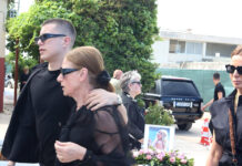 Κηδεία Γωγώς Μαστροκώστα: Λύγισε η μητέρα της – «Καλώς το αστέρι μου, καλώς το λουλούδι μου»
