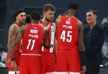 Ολυμπιακός: Με μπλούζες Forever Legend οι παίκτες των ερυθρολεύκων στο ξενοδοχείο για το Final Four της Euroleague