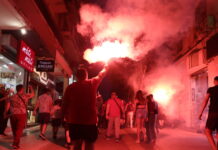 «Κάηκε» ο Πειραιάς: Οι έξαλλοι πανηγυρισμοί των οπαδών του Ολυμπιακού για την πρόκριση στον τελικό της Euroleague