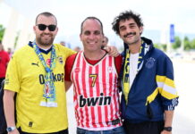 Euroleague Final Four: Φίλαθλοι του Ολυμπιακού και της Φενερμπαχτσέ αγκαλιά έξω από το T- Center πριν τον μεγάλο ημιτελικό