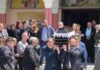 Παπα-Τσάκαλος: Συγγενείς και φίλοι του είπαν το «τελευταίο αντίο» – «Έφερε την ανατροπή τόσο στην Εκκλησία όσο και στην ελληνική κοινωνία»