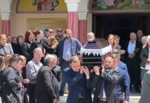 Παπα-Τσάκαλος: Συγγενείς και φίλοι του είπαν το «τελευταίο αντίο» – «Έφερε την ανατροπή τόσο στην Εκκλησία όσο και στην ελληνική κοινωνία»