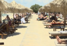 Το αδιαχώρητο στις παραλίες της Αττικής – «Μάχη» για μια ξαπλώστρα