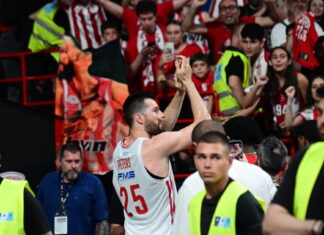 Ολυμπιακός: Η εντυπωσιακή ατμόσφαιρα στο ΣΕΦ, το λάβαρο για την 4η Euroleague και η αποθέωση στον Πίτερς