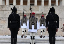 Γενοκτονία των Ποντίων: Αλλαγή φρουράς με Εύζωνες να φορούν την παραδοσιακή ποντιακή φορεσιά