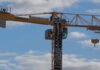 Ακτιβιστές ανέβηκαν σε γερανό στην Αλεξάνδρας και κρέμασαν πανό υπέρ των Προσφυγικών