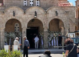 Ρόδος: Οδύνη στην κηδεία της 57χρονης μητέρας και της 26χρονης κόρης της που σκοτώθηκαν στο τροχαίο