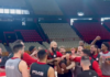 Ολυμπιακός: Τούρτα έκπληξη και φατούρο στον Ταϊρίκ Τζόουνς για τα γενέθλιά του