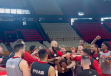Ολυμπιακός: Τούρτα έκπληξη και φατούρο στον Ταϊρίκ Τζόουνς για τα γενέθλιά του