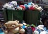 Θεσσαλονίκη: Φέρετρο, βάρκα ως αντιδραστήρια αιματολογικών τεστ – Τα πιο παράξενα αντικείμενα που μάζεψαν από κάδους σκουπιδιών
