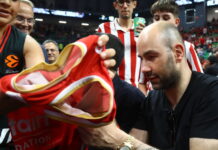 Χαμός με τον Σπανούλη στο T- Center – Δεν σταμάτησε να υπογράφει αυτόγραφα στους φίλους του Ολυμπιακού