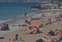 Ξεχύθηκαν στις παραλίες Αθηναίοι και τουρίστες – Γεμάτες οι παραλίες στα νότια με «σύμμαχο» τους 26 βαθμούς Κελσίου