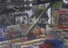 Θεσσαλονίκη: Η στιγμή που 31χρονος εισβάλλει σε μίνι μάρκετ και απειλεί υπάλληλο με σουγιά – Βίντεο ντοκουμέντο