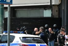 Τζιτζιφιές: Νέο βίντεο ντοκουμέντο – Η στιγμή που οι αστυνομικοί ρίχνουν κάτω τον δράστη και του περνούν χειροπέδες