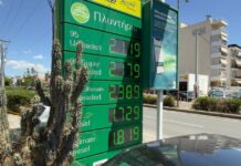 Βενζίνη: Κολλημένη πάνω από τα 2 ευρώ η αμόλυβδη – «Ακόμα και αν σταματήσει ο πόλεμος, οι τιμές των καυσίμων δεν θα πέσουν άμεσα»