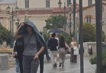 Βροχερός καιρός και αφρικανική σκόνη στην Αθήνα – «Ξέθαψαν» τις ομπρέλες κάτοικοι και τουρίστες