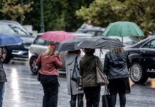 Ξαφνική νεροποντή στην Αθήνα – «Βγήκαν» ξανά ομπρέλες και αδιάβροχα