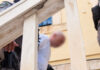 Σταυρούλα Λεβεντάκη: Στα δικαστήρια Χανίων ο 43χρονος για τη δολοφονία της – «Κάθαρμα, δολοφόνε», του φώναζαν συγγενείς της