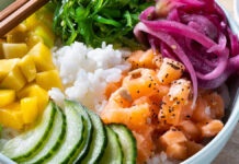 Poke bowl με σολομό: Πώς να φτιάξετε το δροσερό γεύμα στο σπίτ