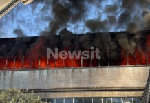 Φωτιά στο Αιγάλεω: Η στιγμή που καταρρέει η οροφή του εργοστασίου που τυλίχθηκε στις φλόγες – Δείτε βίντεο