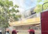 Φωτιά στο Αιγάλεω σε αποθήκη με τουριστικά – Διακοπή κυκλοφορίας