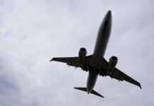 Χανιά: Δυο γυναίκες προκάλεσαν χάος σε πτήση από τη Βαρσοβία – Έσπασαν του χέρι αστυνομικού