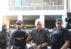 Αλέξανδρος Γιωτόπουλος: Με χειροπέδες στα χέρια οδηγείται στις φυλακές Κορυδαλλού – Του φώναζαν «κράτα γερά»