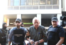 Αλέξανδρος Γιωτόπουλος: Με χειροπέδες στα χέρια οδηγείται στις φυλακές Κορυδαλλού – Του φώναζαν «κράτα γερά»
