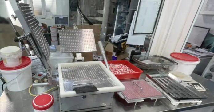 Κύκλωμα αναβολικών: Ελεύθερος με εγγύηση 50.000 ευρώ ο ιδιοκτήτης του φαρμακείου και εργαστηρίου – Επιμένει ότι όλα ήταν νόμιμα