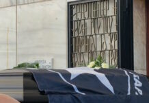 Κηδεία Ανδρέα Μαζαράκη: Τυλιγμένο με τη σημαία του Αστέρα Εξαρχείων το φέρετρο – Η χειραψία του Άδωνι Γεωργιάδη με τον Αλέξη Τσίπρα