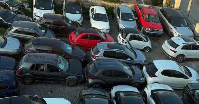 Εξαρθρώθηκε κύκλωμα στην Αττική που έκλεβε αυτοκίνητα, τα παραποιούσε και τα μεταπωλούσε με λεία άνω του 1.000.000 ευρώ