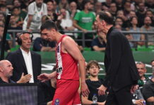 Παναθηναϊκός – Ολυμπιακός: Ο Γιώργος Μπαρτζώκας τα «έχωσε» στον Γιαννούλη Λαρεντζάκη μετά από ένα επιθετικό φάουλ