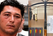 Ο Τζέιμς Δαλαμάγκας είχε τόξο και μαχαίρια στο σπίτι του στο Αίγιο – Συνελήφθησαν ο πατέρας και η σύντροφός του