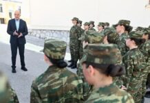 Ο Νίκος Δένδιας επισκέφτηκε τις εθελόντριες στρατιωτίνες στο στρατόπεδο της Λαμίας – «Προσφέρουν ένα λαμπρό παράδειγμα στον Ελληνισμό»