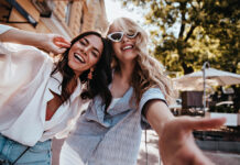 “Doorbell Friend”: Το είδος φιλίας που πολλοί ξεχάσαμε αλλά όλοι χρειαζόμαστε