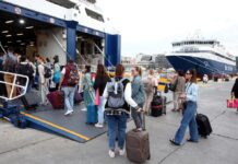 Ακτοπλοϊκά και αεροπορικά εισιτήρια: Ποιοι θα έχουν έκπτωση από 30% έως και 50% στις τιμές