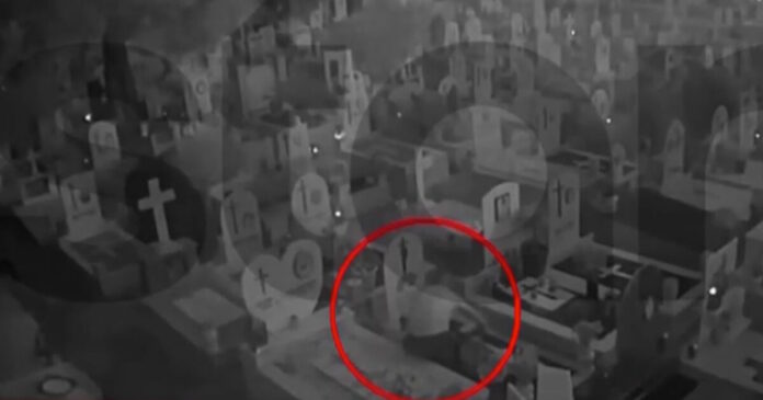 Ελληνικό: Βίντεο με 21χρονο που έκλεβε καντήλια από νεκροταφείο και συνελήφθη