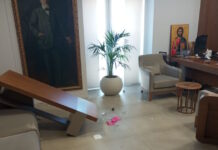Ρέθυμνο: Άνδρας εισέβαλε στο δημαρχείο σε έξαλλη κατάσταση και τα έκανε «γυαλιά καρφιά»