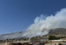 Φωτιά στον Ασπρόπυργο: Καίει σε χαμηλή βλάστηση, επιχειρούν εναέρια μέσα