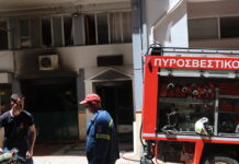Φωτιά σε ξενοδοχείο στην Ομόνοια: Διασωληνωμένος ο πολυεγκαυματίας μετά την έκρηξη του ηλεκτρικού πατινιού