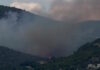 Φωτιά στο Λουτράκι κοντά στη λίμνη Βουλιαγμένης – Και εναέρια μέσα στο σημείο