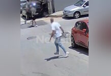 Πειραιάς: Η στιγμή που τα δυο αδέρφια τρέχουν να γλιτώσουν από τον 77χρονο με την τρίαινα